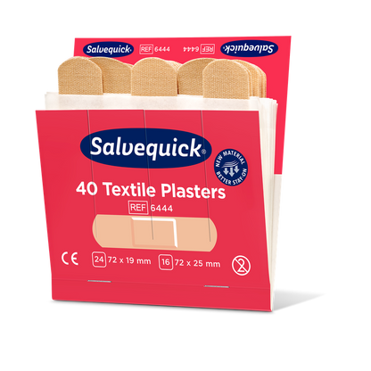 Eine geöffnete Packung Orkla Wound Care AB Textilgips, 40 stk./Nachfüllung (6 Stück), enthält beigefarbene Klebebinden. Die rot-weiße Verpackung enthält Produktinformationen, das Orkla-Logo und einen Hinweis auf die Verwendung zur Wundversorgung.