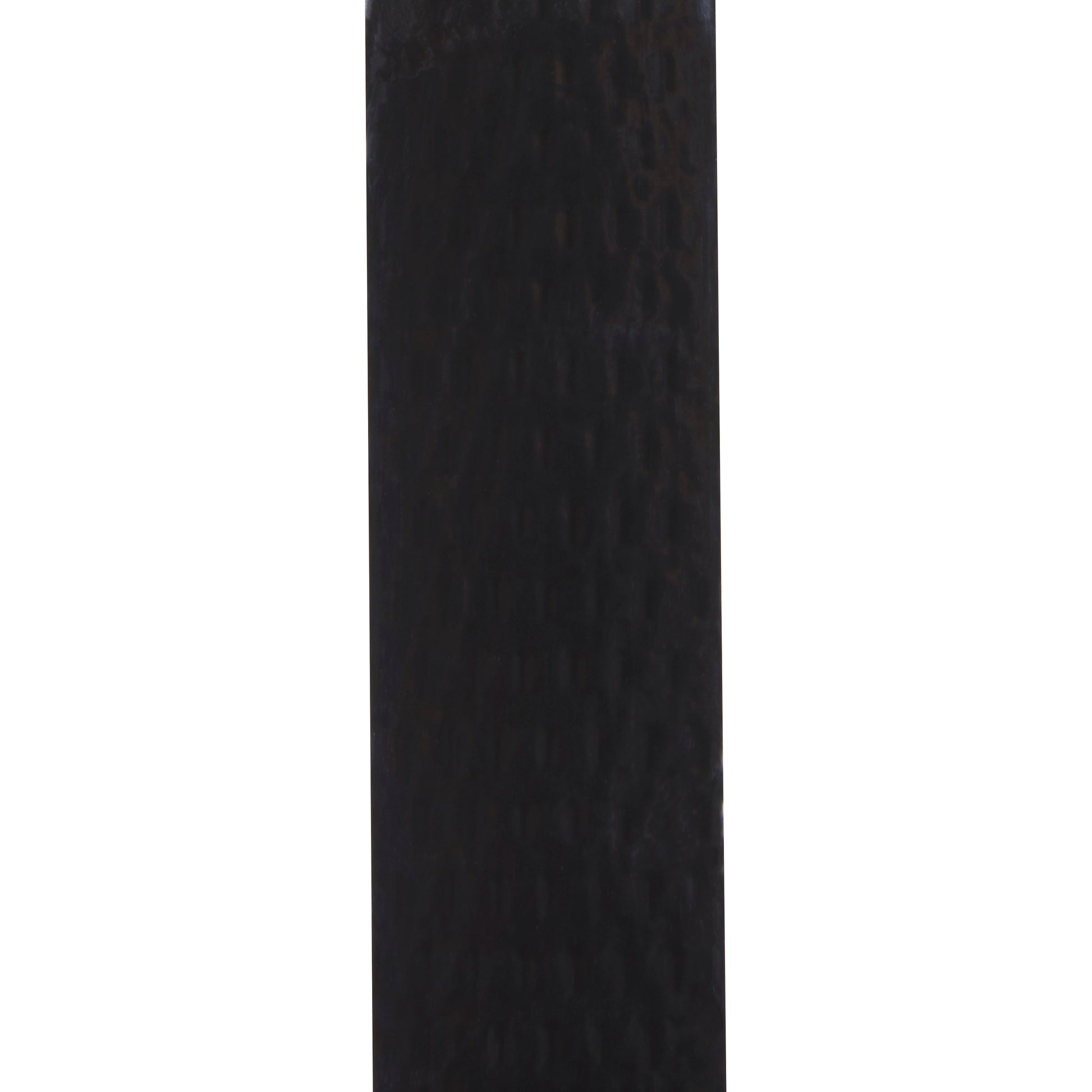 Das Scotch® Extremium™ Universal Klebeband (3 m x 19 mm) der 3M Deutschland GmbH mit einem hohen, rechteckigen schwarzen Strukturdesign steht mittig auf einem einfarbig weißen Hintergrund.