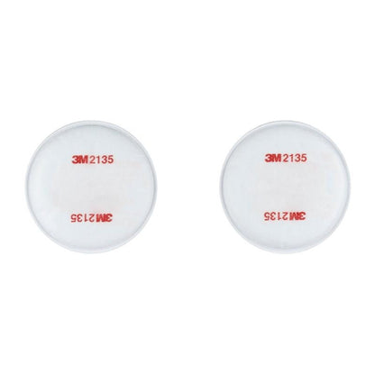 Ein Paar weißer 3M™ Partikelfilter 2135, P3 (1 Paar/Packung) von 3M Deutschland GmbH, jeweils mit der roten Aufschrift "3M 2135" auf weißem Hintergrund.