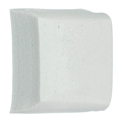 Eine Nahaufnahme eines einzelnen Scotch-FIX™ Ablösbare Montagequadrats (12,7 x 12,7 mm) der 3M Deutschland GmbH mit glatten Oberflächen und abgerundeten Kanten. Wie ein Radiergummi ermöglicht es eine saubere Anwendung und hinterlässt keine Spuren auf dem weißen Untergrund. Die Packung enthält 64 Stück.