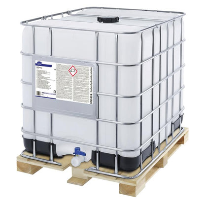 A large white IBC with a metal frame and the inscription "Suma Mega L52 dishwashing detergent for soft water" from Diversey Deutschland GmbH & Co. OHG stands on a wooden pallet. It features a spout and a plastic screw cap for storing or transporting liquids.