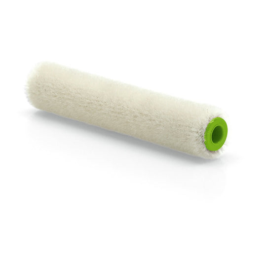 Die Nölle Profi Brush Mohair Lackierwalze 10 cm (4 mm Florhöhe) von Nölle Profi Brush Bürsten- & Pinseltechnik e.K., ideal für glatte Oberflächen, hat einen weißen zylindrischen Mantel mit grünem Kunststoffkern auf weißem Grund.