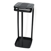 Der Nölle Profi Brush Abfallsack-Ständer für 120 Liter Säcke, schwarz, von Nölle Profi Brush Bürsten- & Pinseltechnik e.K. verfügt über einen schwarzen, offenen Rahmen mit quadratischer Grundfläche, vier vertikale Stangen und einen aufklappbaren Deckel zur bequemen Abfallsammlung.