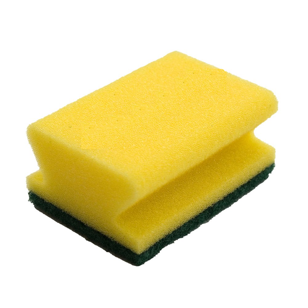 Ein rechteckiger gelb/grüner TASKI Schwamm stark und kräftig, 6 x 9,5 cm, mit grünem Scheuerpad von Diversey Deutschland GmbH & Co. OHG zur effektiven Reinigung starker Verschmutzungen auf unempfindlichen Oberflächen; Fotografie vor weißem Hintergrund.