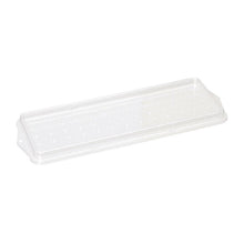 Das TASKI Vorbereitungssieb für Mopp-Boxen von Diversey Deutschland GmbH & Co. OHG ist ein durchsichtiger, rechteckiger Kunststoffdeckel mit erhabenen Kanten und Oberflächenunebenheiten, fotografiert auf Weiß – perfekt für einen optimierten Reinigungsprozess.