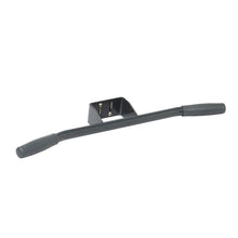 Der TASKI Stossbügel klein, Griff klein von Diversey Deutschland GmbH & Co. OHG ist ein kompakter schwarzer Metallbügel mit ergonomischem Griff und gummierten Enden sowie einer zentralen Halterung zur einfachen Wand- oder Aufputzmontage. Packung: 1 Stück.