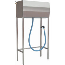 Die Josto Service Station 300 von Diversey Deutschland GmbH & Co. OHG ist eine 300L Edelstahl Befüllstation für Scheuersaugmaschinen, ideal für gewerbliche Reinigungsunternehmen, ausgestattet mit einem rechteckigen Tank, Metallständer, blauem Schlauch und Zapfpistole.