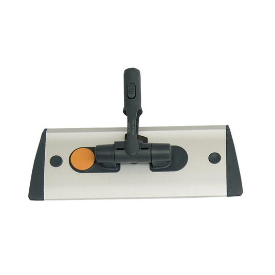 Der TASKI Jonmaster UltraPlus Mopphalter Aluminium von Diversey Deutschland GmbH & Co. OHG verfügt über eine metallisch silberne, rechteckige Basis, einen zentralen Griffanschluss, einen orangefarbenen Knopf und schwarze Endkappen - perfekt für die professionelle Reinigung.