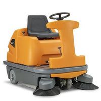 Der TASKI balimat 6500 RTU von Diversey ist eine batteriebetriebene, robuste Aufsitz-Kehrsaugmaschine mit 2 Walzenbürsten, Seitenbesen, 4x180 Ah Batterien und Ladegerät-ideal für die effiziente Reinigung großer Flächen.