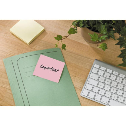 A green file folder with a Post-it® Recycling Note from 3M Deutschland GmbH lies on a wooden table next to a white keyboard, a yellow sticky note, and a potted plant with green leaves.