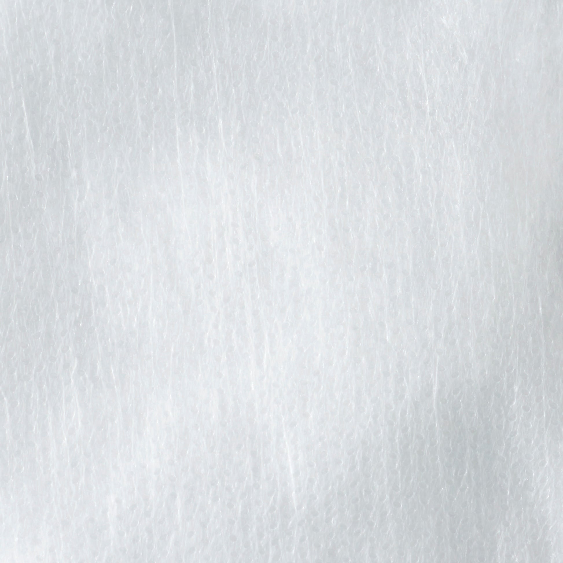 Nahaufnahme einer weißen, strukturierten Oberfläche, die dem Material des 3M™ Partikelfilters 5925, P2 (10 Paar/Packung) der 3M Deutschland GmbH ähnelt. Die gleichmäßige Beleuchtung unterstreicht sein weiches, leicht faseriges Aussehen.