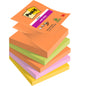 Ein Stapel von sechs Post-it® Super Sticky Z-Notes Boost Collection Blöcken (76x76 mm, je 90 Blatt, 100% PEFC) in verschiedenen Farben von 3M Deutschland GmbH. Der obere orangefarbene Block zeigt den Schriftzug "Post-it Super Sticky" und das 3M-Logo.