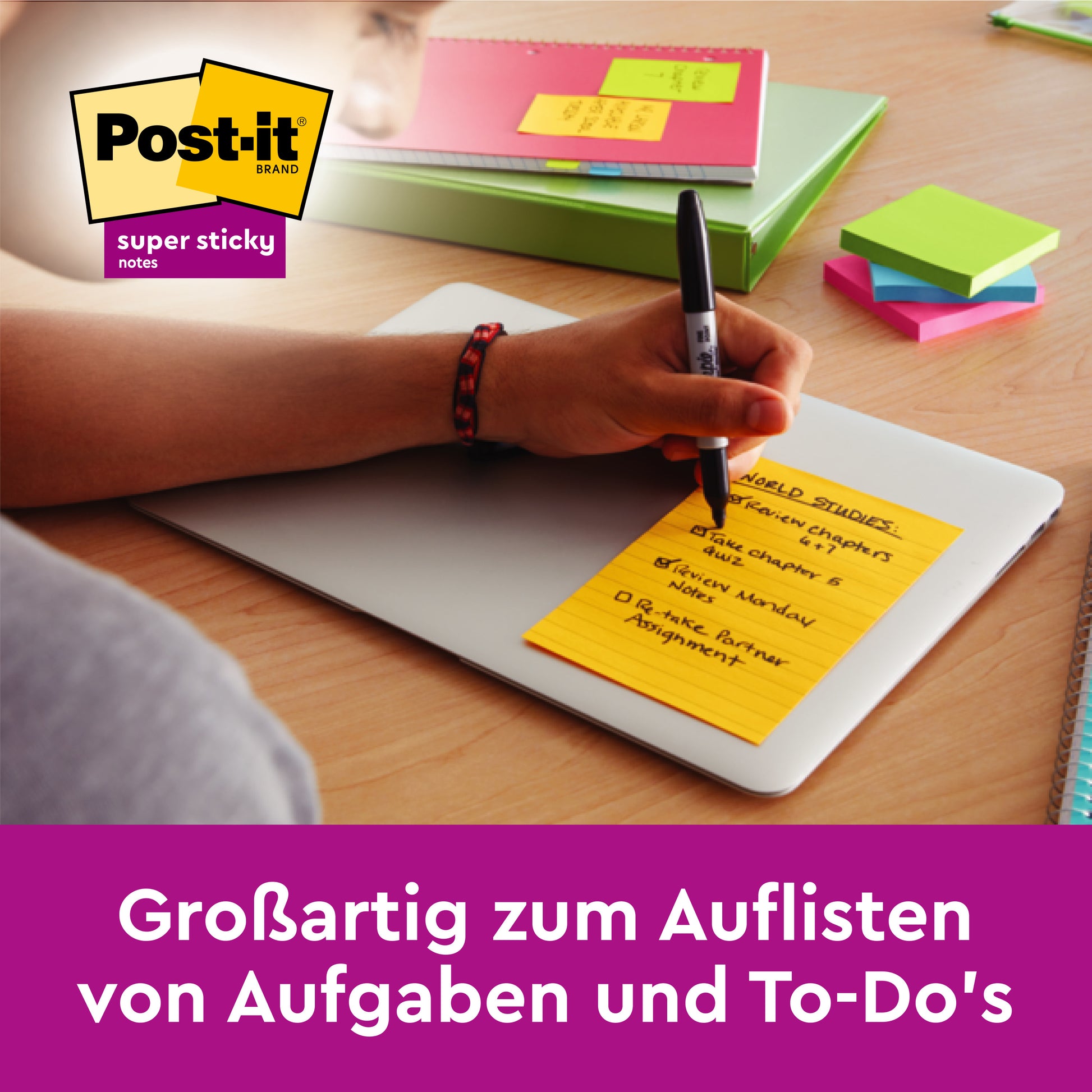 Ein Nutzer schreibt auf einem Post-it® Super Sticky Meeting Note (203x152mm, Neonfarben) von 3M Deutschland GmbH, das auf einem Laptop liegt - ideal für Aufgabenlisten und Notizen, erhältlich im 4er-Pack aus 100% PEFC-Papier.