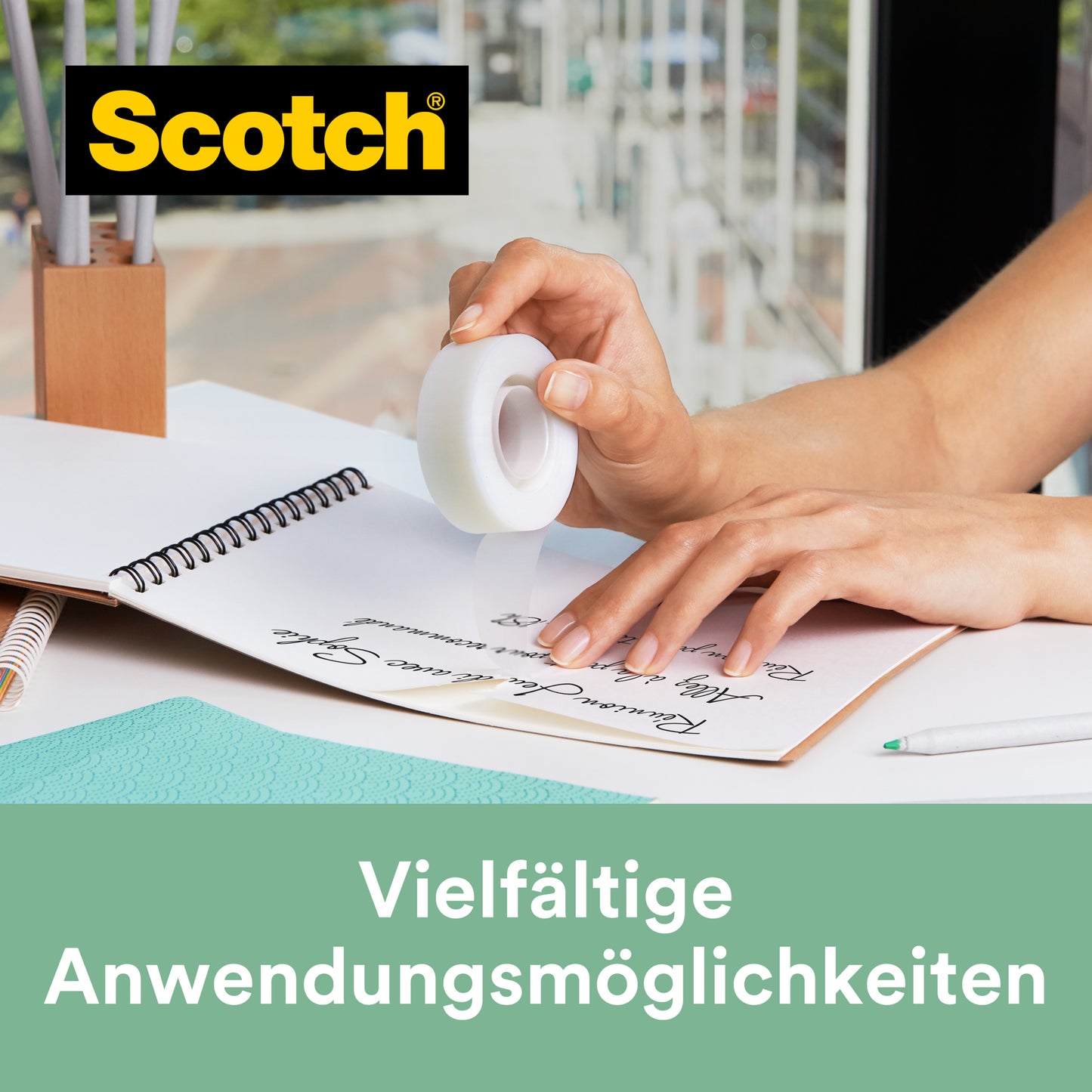 Eine Person verwendet Scotch® Magic™ Klebeband, hergestellt mit 66 % pflanzlichem Klebstoff (19 mm x 30 m, 1 Rolle/Packung), von 3M Deutschland GmbH aus einem Dispenser, um Papier am Notizbuch zu befestigen. "Vielfältige Anwendungsmöglichkeiten" steht darunter; das Scotch Logo erscheint oben links.