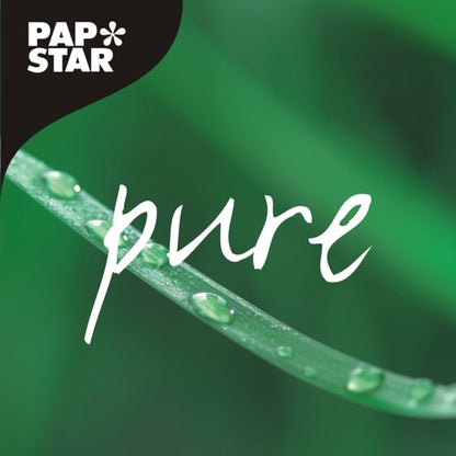 Eine Nahaufnahme eines Grashalms mit Wassertropfen, „pure“ in weißer Schrift und das Logo der PAPSTAR GmbH oben links heben den PAPSTAR 25 Teller hervor, Pappe „pure“ rund weiss – umweltfreundliche Einwegteller aus nachhaltiger Pappe im frischen Grün.