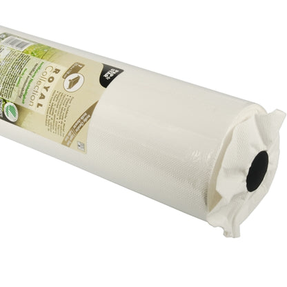 Eine Nahaufnahme einer weißen strukturierten Rolle PAPSTAR Tischdecke, Tissue „ROYAL Collection“ von PAPSTAR GmbH, mit einem teilweise sichtbaren Produktetikett, das um ein Ende gewickelt ist.
