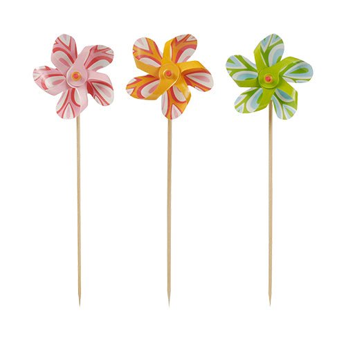 Drei PAPSTAR Deko-Picker "Windmühle" (17,5 cm) mit je fünf bunten Blütenblättern sind in einer Reihe auf weißem Hintergrund angeordnet. Diese Partyzubehör-Pinwheels kommen von der PAPSTAR GmbH in sortierten Farben, perfekt für die Dekoration (50 Stück/Packung).