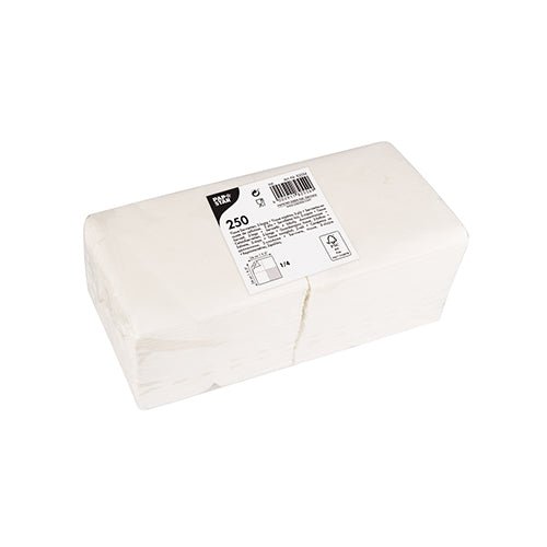 Ein Stapel 250 Servietten, 2-lagig, 24 x 24 cm, 1/4-Falz der PAPSTAR GmbH ist in transparente Folie eingewickelt und hat oben ein Produktetikett mit Menge und Barcodes.