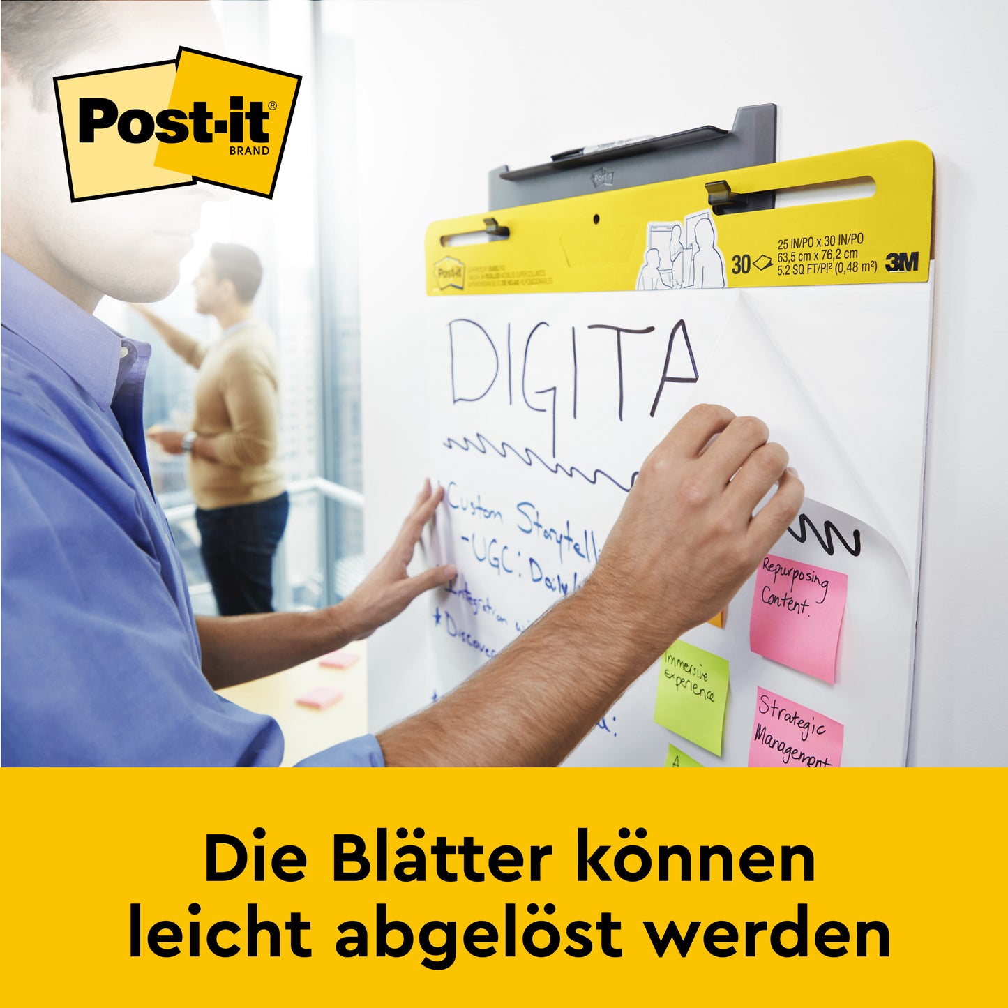 Ein Benutzer schreibt auf ein Post-it® Super Sticky selbsthaftendes Meeting Chart/Flipchart von 3M Deutschland GmbH (58,4 x 50,8 cm), an dem mehrere Notizzettel kleben. Darunter steht: "Die Blätter können leicht abgelöst werden.