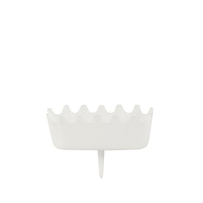 Der PAPSTAR Halter für Zahlenkerzen, weiß (3,8x4,9 cm) von PAPSTAR GmbH ist ein stabiler und dekorativer Kerzenhalter mit gewelltem Rand und einem Spike zum Befestigen - ideal präsentiert auf neutralweißem Hintergrund.