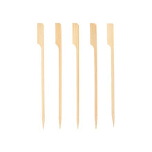 Fünf PAPSTAR 250 Fingerfood-Spieße "pure" der PAPSTAR GmbH mit flachen, gekerbten Holzstielen und spitzen Spitzen reihen sich auf weißem Grund aneinander - ideal für jedes Partybuffet.