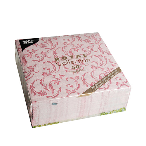 Eine Packung mit 50 PAPSTAR Servietten "ROYAL Collection" 1/4-fold, 40x40 cm, in bordeaux von PAPSTAR GmbH. Die quadratische Verpackung hebt das elegante Serviettendesign im Inneren hervor.