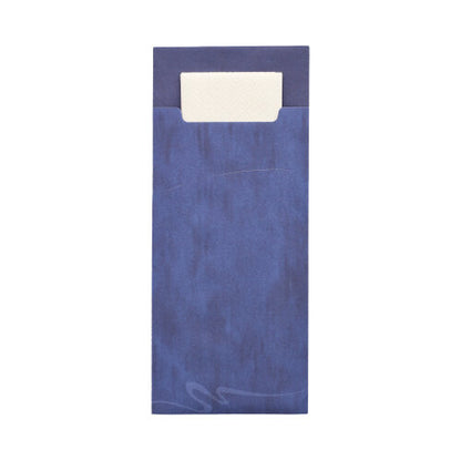 Eine weiße Serviette ist teilweise in einer PAPSTAR 520 Bestecktasche (20 x 8,5 cm, 2-lagig, 33 x 33 cm) aus dezent gemustertem Material der Marke PAPSTAR GmbH geschoben.