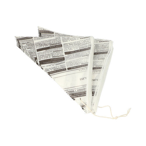 The PAPSTAR GmbH 1000 cone bags, parchment substitute, greaseproof are folded triangular bags reminiscent of newspaper bags, equipped with a cord at one corner and standing on a white base.