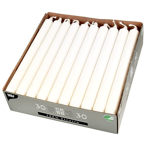Eine Schachtel mit 30 PAPSTAR Kronkerzen (Ø 2,2 cm, weiß, 100 % Stearin) der PAPSTAR GmbH, übersichtlich in drei Reihen angeordnet in einer teilweise geöffneten Kartonverpackung mit gleichmäßigen Stabkerzen und sichtbarem Docht.