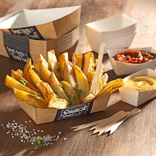 Dick geschnittene Kartoffelspalten werden auf einem Papptablett mit Kräutern serviert, dazu gibt es die weißen Saucentrays "pure" (3,5x3 cm, 50er-Pack) der PAPSTAR GmbH für Dips und Salsa, grobes Salz und Holzgabeln - eine perfekte Snackpräsentation.