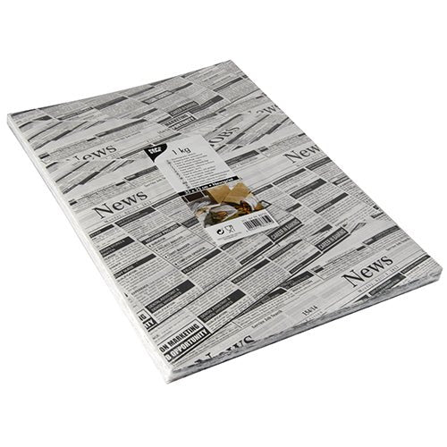 Der PAPSTAR Einschlagpapiere Pergament-Ersatz (35cm x 25cm, fettdicht) der PAPSTAR GmbH im schwarz-weißen Zeitungsdesign, in Klarsichtfolie mit weißem Etikett, eignet sich ideal zum stilvollen und praktischen Verpacken.