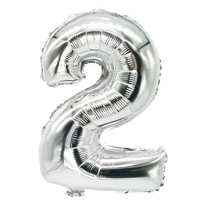 Der PAPSTAR Folienluftballon (35 x 20 cm) in Silber von PAPSTAR GmbH ist glänzend und dekorativ – ideal als stilvolle Zahl-2-Deko.