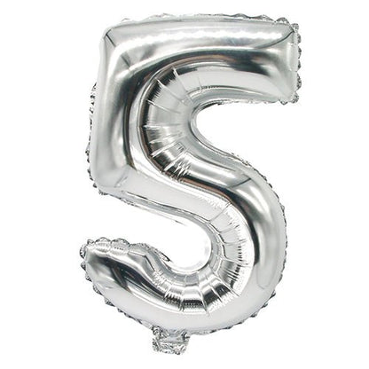 Der PAPSTAR Folienluftballon (35 cm x 20 cm, silber) der PAPSTAR GmbH in Form einer 5 glänzt auf weißem Untergrund – ideal für elegante Dekorationen bei jeder Feier.