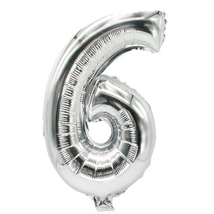 Der PAPSTAR Folienluftballon (35 x 20 cm) in Silber von PAPSTAR GmbH in Zahlenform eignet sich ideal für Dekorationen und wird vor schlichtem weißem Hintergrund präsentiert.