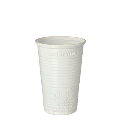 Ein Starpak 25 Trinkbecher (PP, 0,2l, Ø 7,03cm, 9,9cm hoch) steht aufrecht auf weißem Untergrund; der schlichte weiße Becher hat horizontale Rillen und eingeprägte Text-/Recyclingsymbole – ideal für unterwegs.