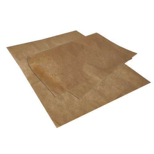 Zwei übereinanderliegende PAPSTAR Einschlagpapiere, Pergament-Ersatz 35 cm x 25 cm fettdicht der PAPSTAR GmbH, liegen auf weißem Untergrund. Die gewellte Ecke eines Blattes betont dessen dünne, halbtransparente, fettdichte Textur.