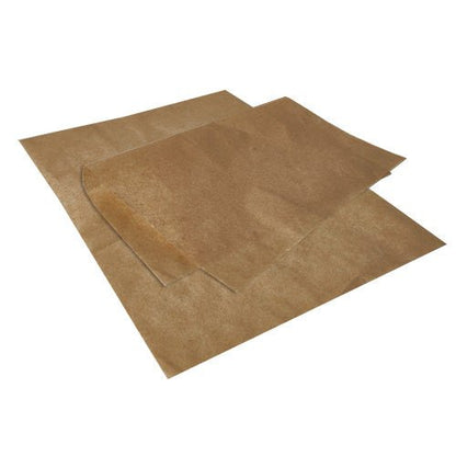 Zwei übereinanderliegende PAPSTAR Einschlagpapiere, Pergament-Ersatz 35 cm x 25 cm fettdicht der PAPSTAR GmbH, liegen auf weißem Untergrund. Die gewellte Ecke eines Blattes betont dessen dünne, halbtransparente, fettdichte Textur.