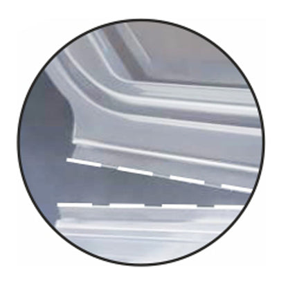 Nahaufnahme einer Metallkante mit Fehlausrichtung der Platte, hervorgehoben durch eine gestrichelte Linie – ähnlich den Passformproblemen, die bei Starpak 50 Verpackungsbechern mit Klappdeckeln, PP transparent 8-eckig von Starpak beobachtet wurden.