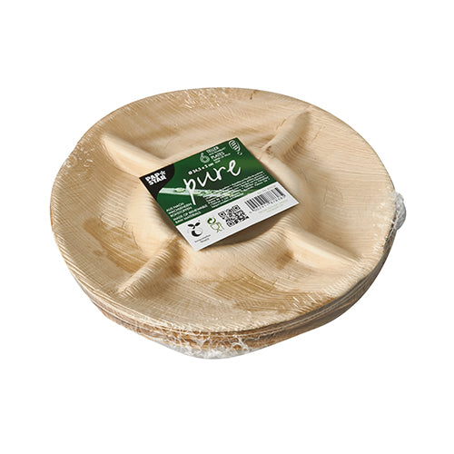Ein Stapel runder, 5-geteilter Einweg-Palmblattteller – PAPSTAR 6 Teller, Palmblatt „pure“ 5-geteilt von der PAPSTAR GmbH – aus biologisch abbaubarem Material, in Plastik eingewickelt und mit einem grünen Etikett versehen.