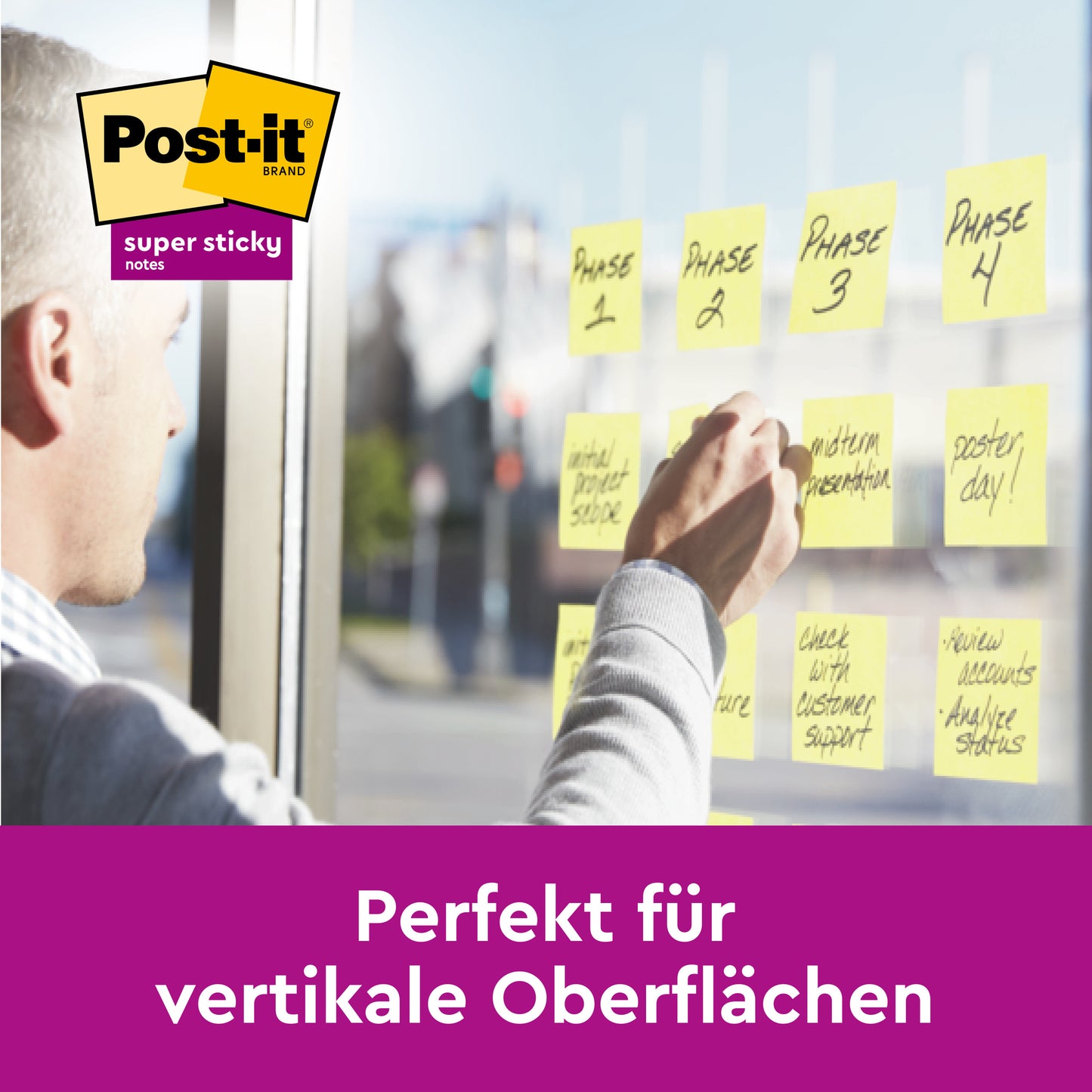 Jemand befestigt Post-it® Super Sticky Z-Notes, Gelb, 76 mm x 76 mm von 3M Deutschland GmbH an einem Fenster. Darunter steht: "Perfekt für vertikale Oberflächen.