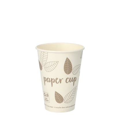 Ein beiger PAPSTAR 80 Trinkbecher, Pappe „pure“ der PAPSTAR GmbH, mit Blättermuster und „Paper Cup“-Aufdruck, steht aufrecht auf weißem Untergrund – ideal als umweltfreundlicher Einwegbecher.