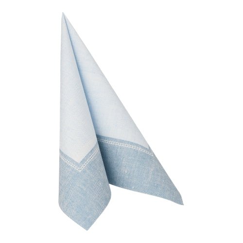 Die blaue, stoffähnliche Serviette aus der "ROYAL Collection" von PAPSTAR (40 x 40 cm, 1/4-Falz) ist ordentlich aufgerichtet, hat einen definierten Rand und einen etwas dunkleren blauen Rand. 50er-Pack von PAPSTAR GmbH.