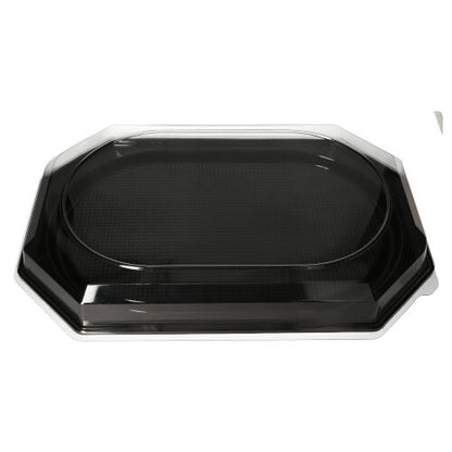 Ein Starpak 10 Servierplatten, PET schwarz Tablett von Starpak mit einem durchsichtigen PET-Deckel, schwarz und rechteckig mit abgerundeten Kanten und erhöhtem Rand – perfekt für Catering-Events, abgebildet auf weißem Hintergrund.