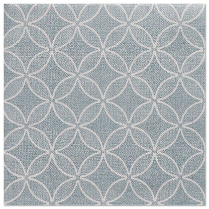 Eine quadratische Fliese mit hellblauem Hintergrund und überlappenden weißen Kreisen, inspiriert von PAPSTAR 50 Servietten "ROYAL Collection" 1/4-Falz 40 x 40 cm blau der PAPSTAR GmbH.