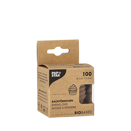 Auf weißem Grund steht eine kleine braune Schachtel mit der Aufschrift „PAPSTAR 100 Backförmchen rund“ der PAPSTAR GmbH. Sie enthält 100 runde Backförmchen, ideal für Cupcakes oder Muffins, mit einem Sichtfenster, das das biobasierte Produkt im Inneren zeigt.