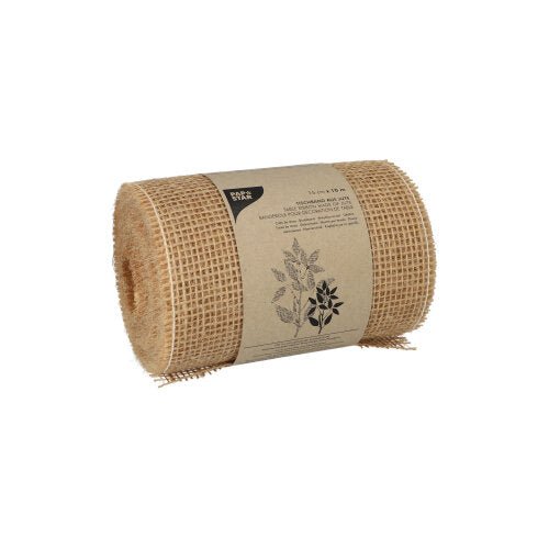Das PAPSTAR Dekoband Jute 10 m natur auf Rolle der PAPSTAR GmbH ist ein naturfarbenes Juteband mit Gittermuster, ideal für Dekorationen und kreative Projekte. Es wird mit einem beigen Etikett mit schwarzem Text und Pflanzenmotiv auf weißem Hintergrund geliefert.