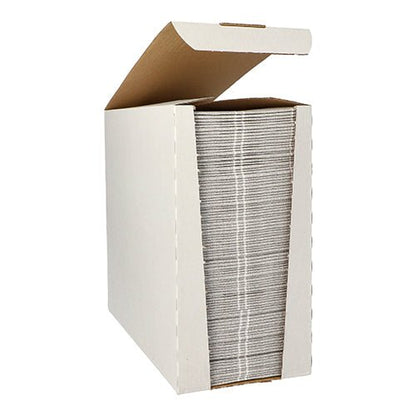 In einem geöffneten weißen Karton liegt ein Stapel PAPSTAR 100 Servietten „ROYAL Collection“ 1/6-Falz 48 x 33 cm Papierservietten der PAPSTAR GmbH, ordentlich angeordnet.