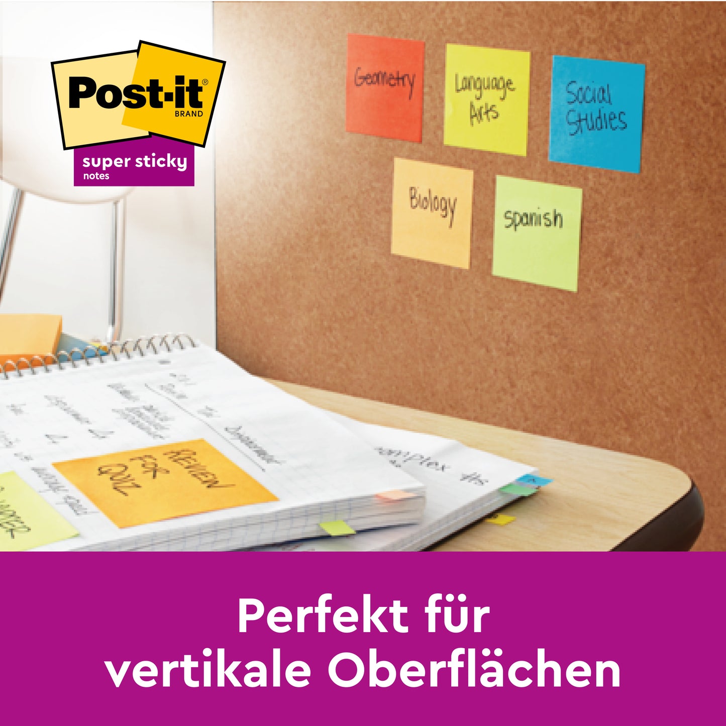 Auf einer Korkplatte liegen Post-it® Super Sticky Notes Würfel, Gelb (76 mm x 76 mm) der 3M Deutschland GmbH, beschriftet mit Themen. Weitere Notizen und Papiere liegen auf dem Schreibtisch darunter. Deutscher Text: "Perfekt für vertikale Oberflächen.
