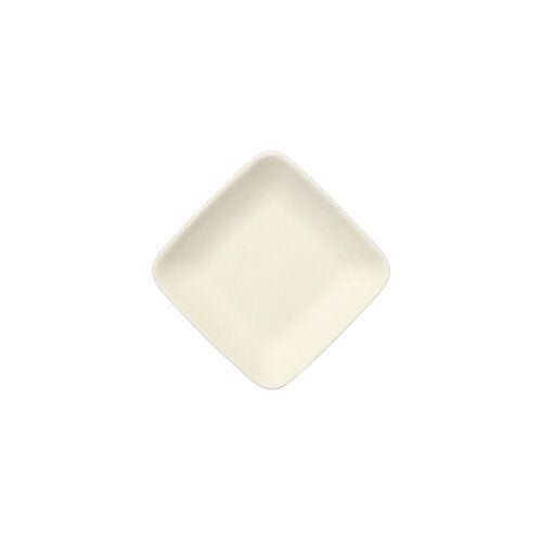 Ein PAPSTAR 50 Fingerfood-Teller aus Zuckerrohr „pure“ weiss von PAPSTAR GmbH ist quadratisch, off-white und wird auf weißem Hintergrund mit den Ecken nach oben, unten, links und rechts gezeigt.