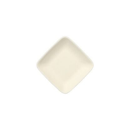 Ein PAPSTAR 50 Fingerfood-Teller aus Zuckerrohr „pure“ weiss von PAPSTAR GmbH ist quadratisch, off-white und wird auf weißem Hintergrund mit den Ecken nach oben, unten, links und rechts gezeigt.